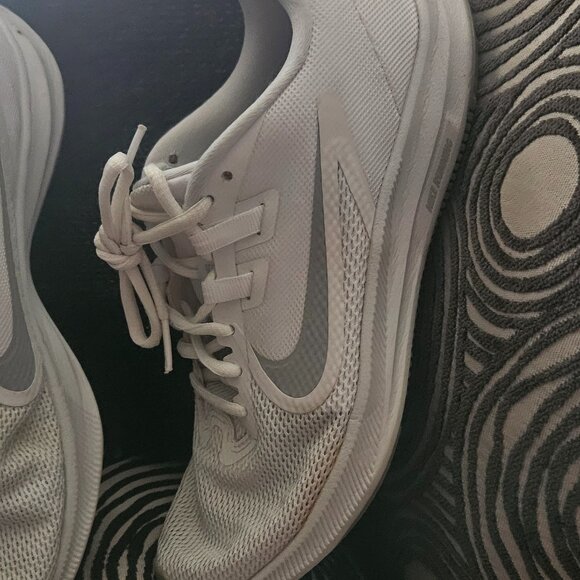 Ladies Nike Downshifter 9 Running Shoe - size 7 - Picture 2 of 8